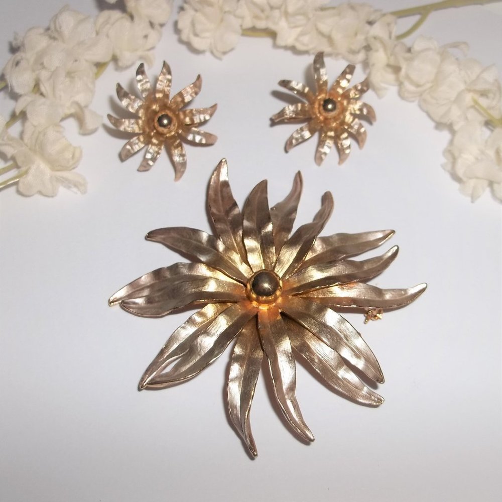 Vintage Kramer Gold Flower Clip On Earring Brooch Set Fashion Jewelry Retro 6806 - Picture 2 of 7